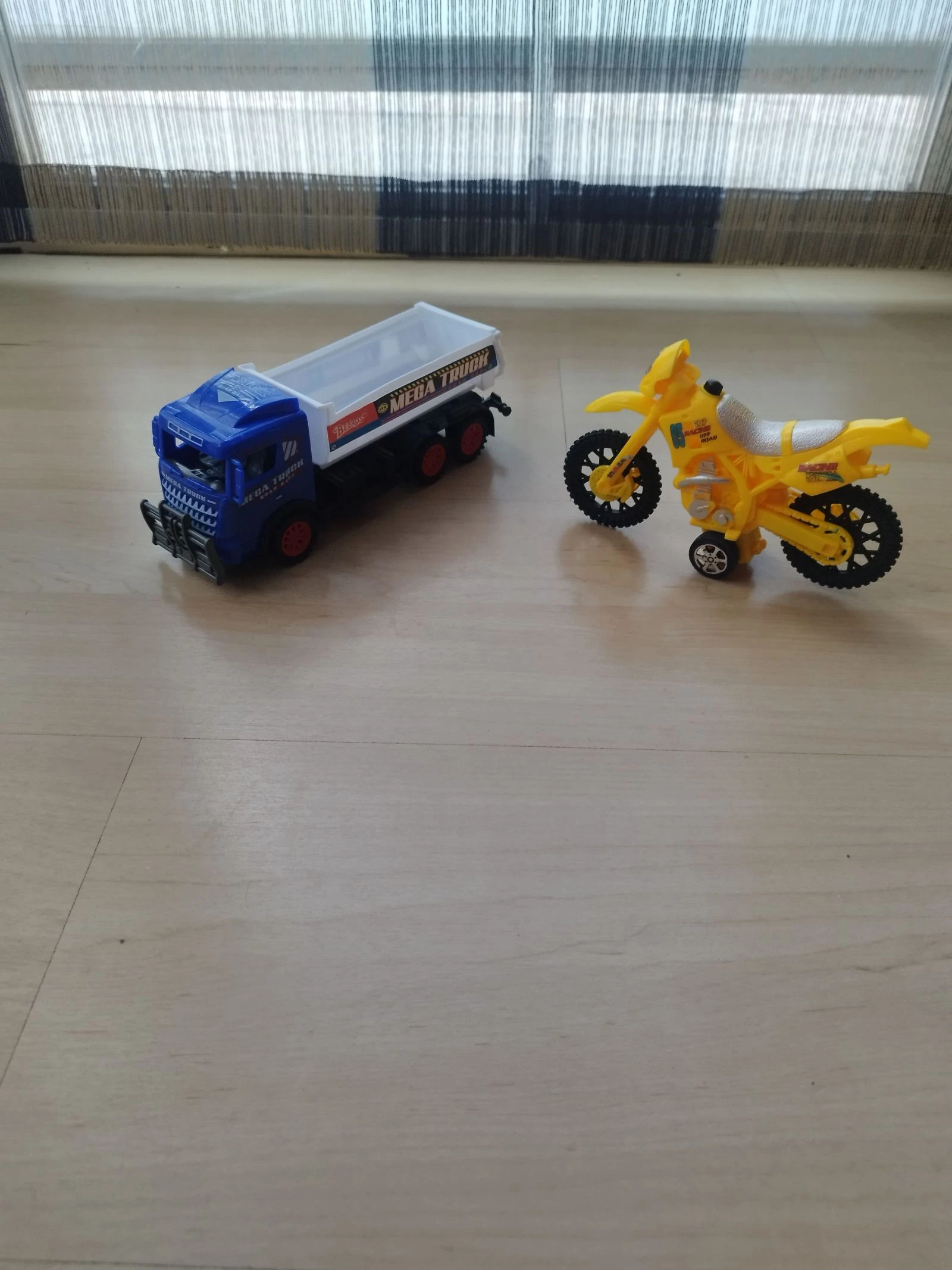 Camión y moto